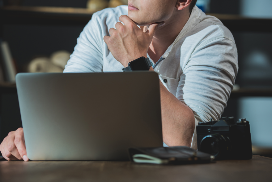 Ноутбук теряет связь. Laptop stock photo.