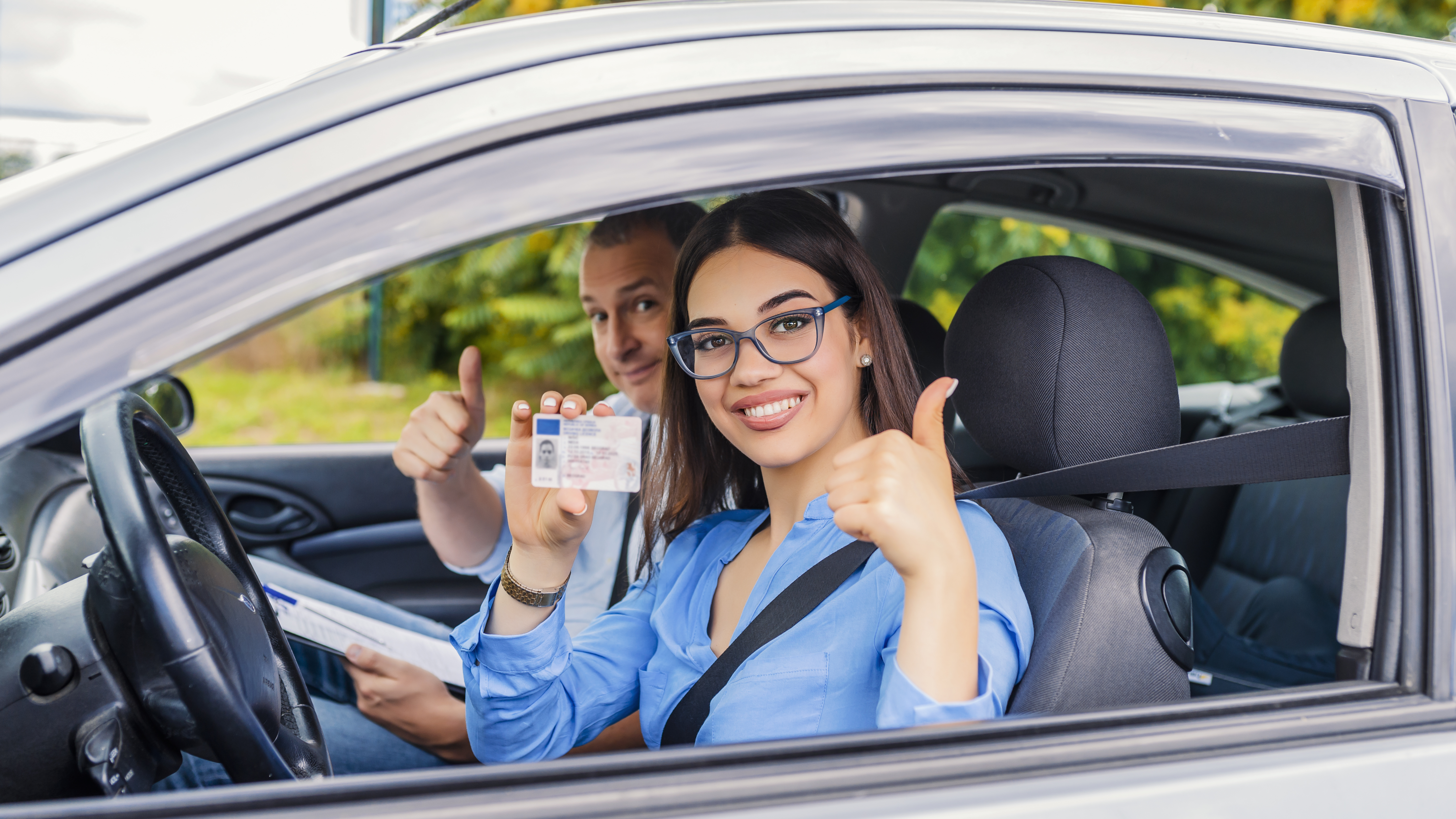 Drivers сайт. Водить машину в городе. Девушка в очках для вождения. Учить водить машину. Комфортное и безопасное вождение.